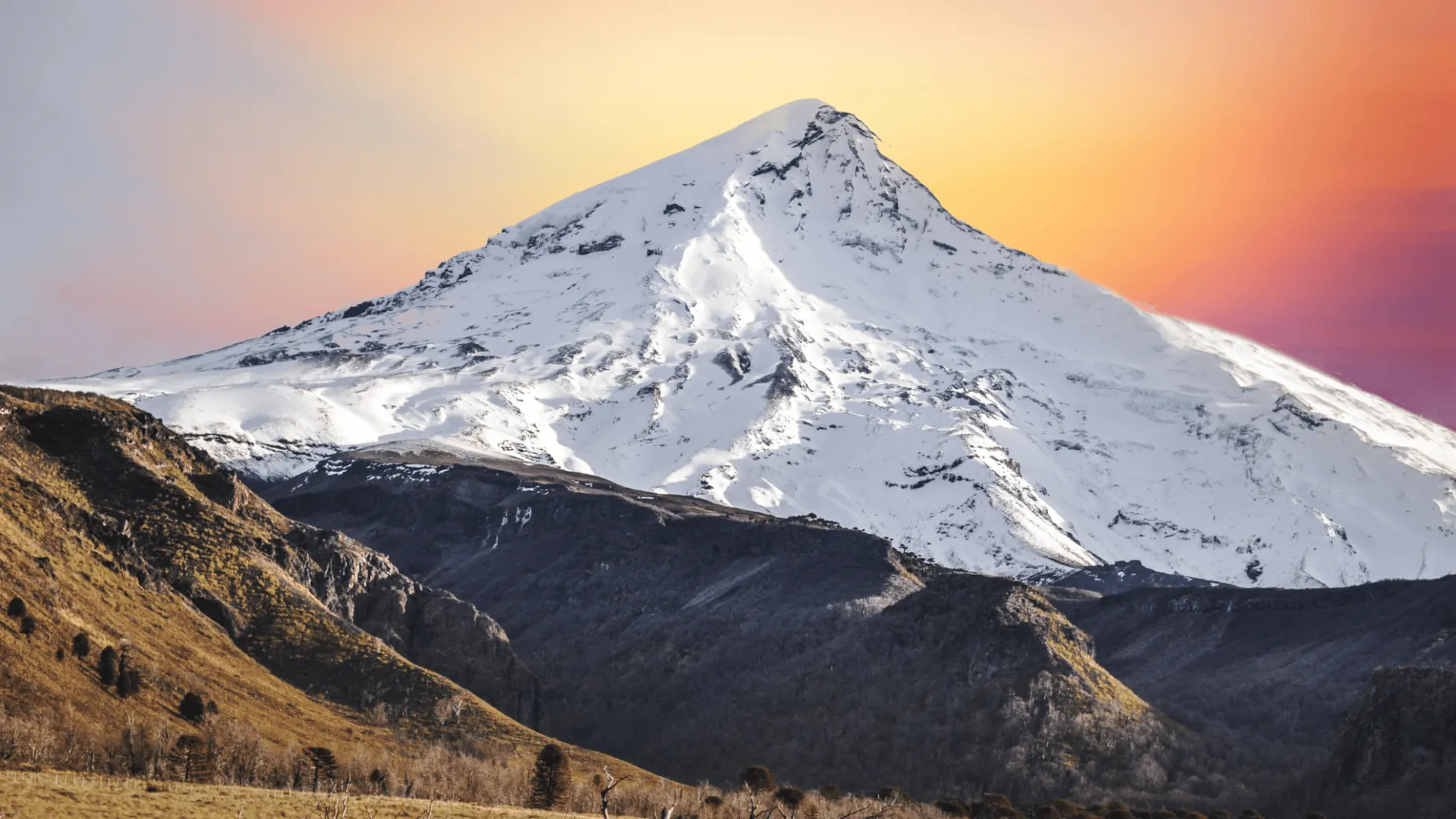Camina entre volcanes y siente la fuerza de la tierra