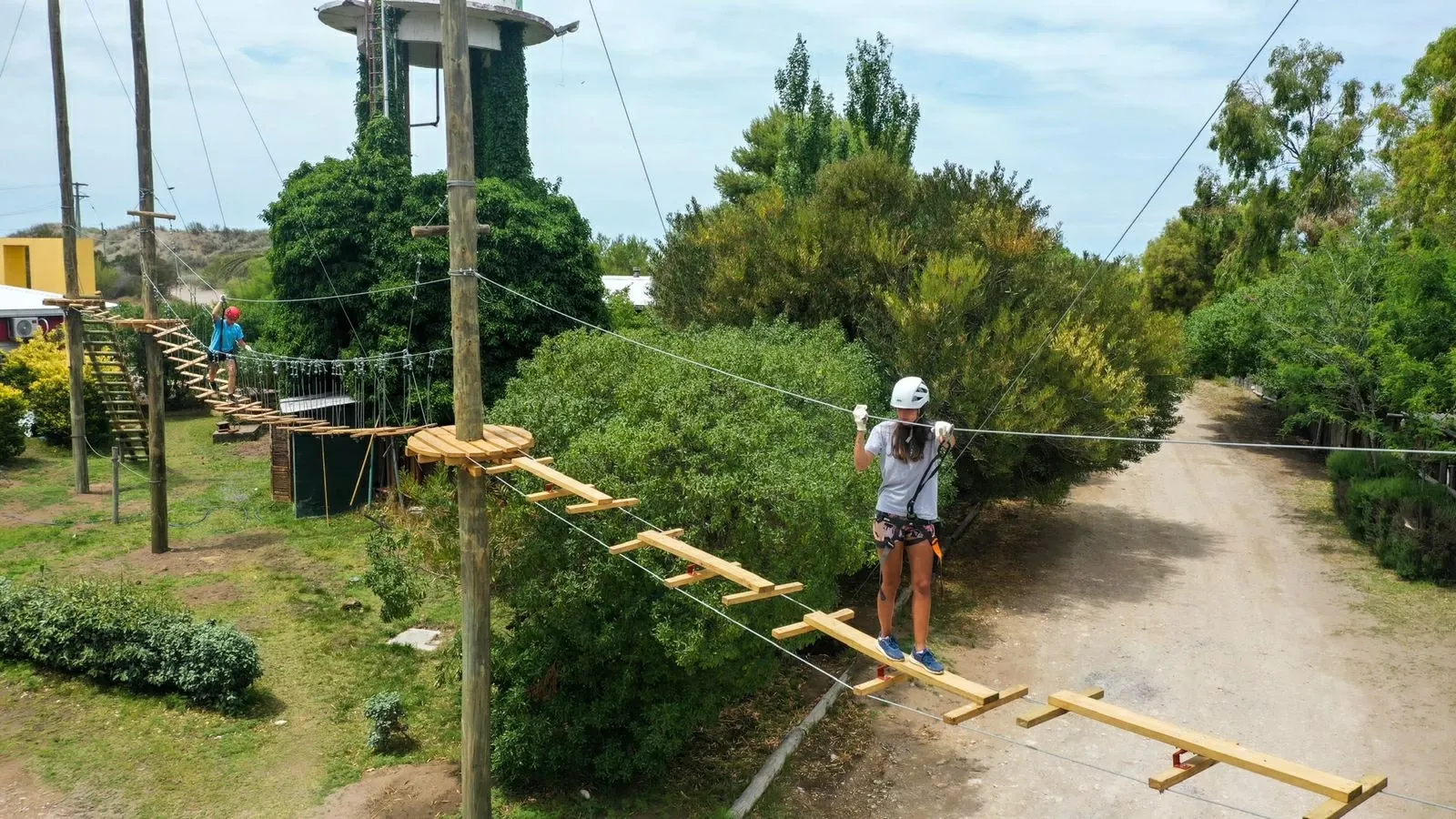Pon a prueba tus destrezas en circuitos de parques de aventura
