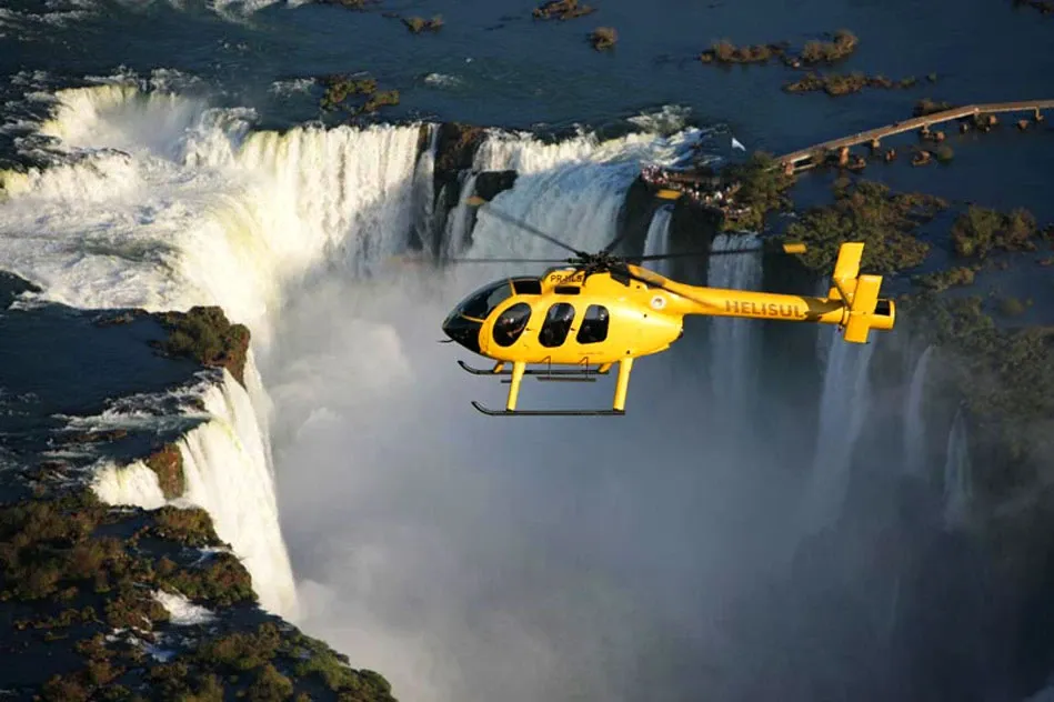 Sobrevuela el paisaje y obtiene una vista única con un helitour