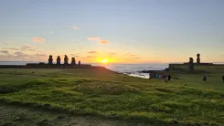 Atardecer en Tahai: Magia y Elegancia