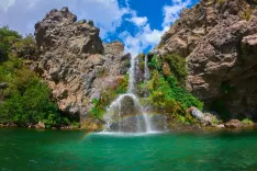 Aventura en El Bolsón: Cascadas Gemelas y Vinos
